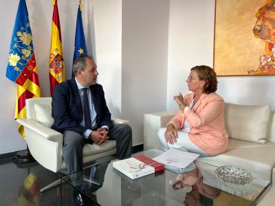 La delegada del Consell en Alicante se reúne con el presidente de la Cámara de Comercio
